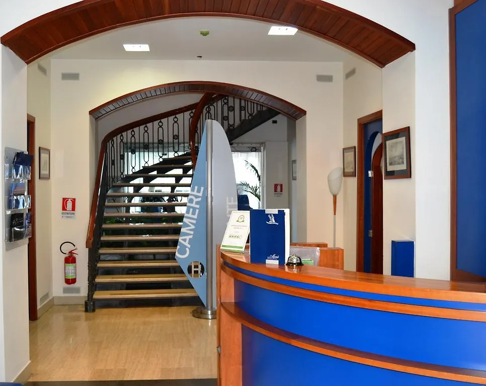 **  Transatlantico Hotel Nápoly Olaszország