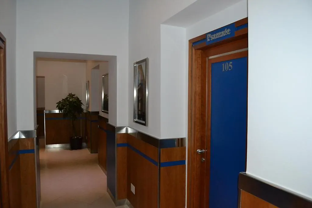 **  Transatlantico Hotel Nápoly Olaszország