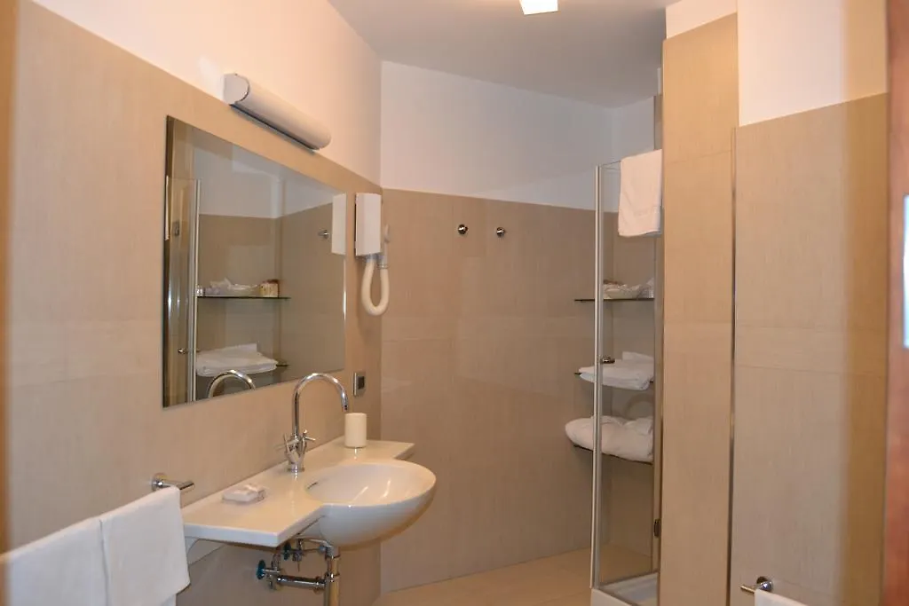 **  Transatlantico Hotel Nápoly Olaszország