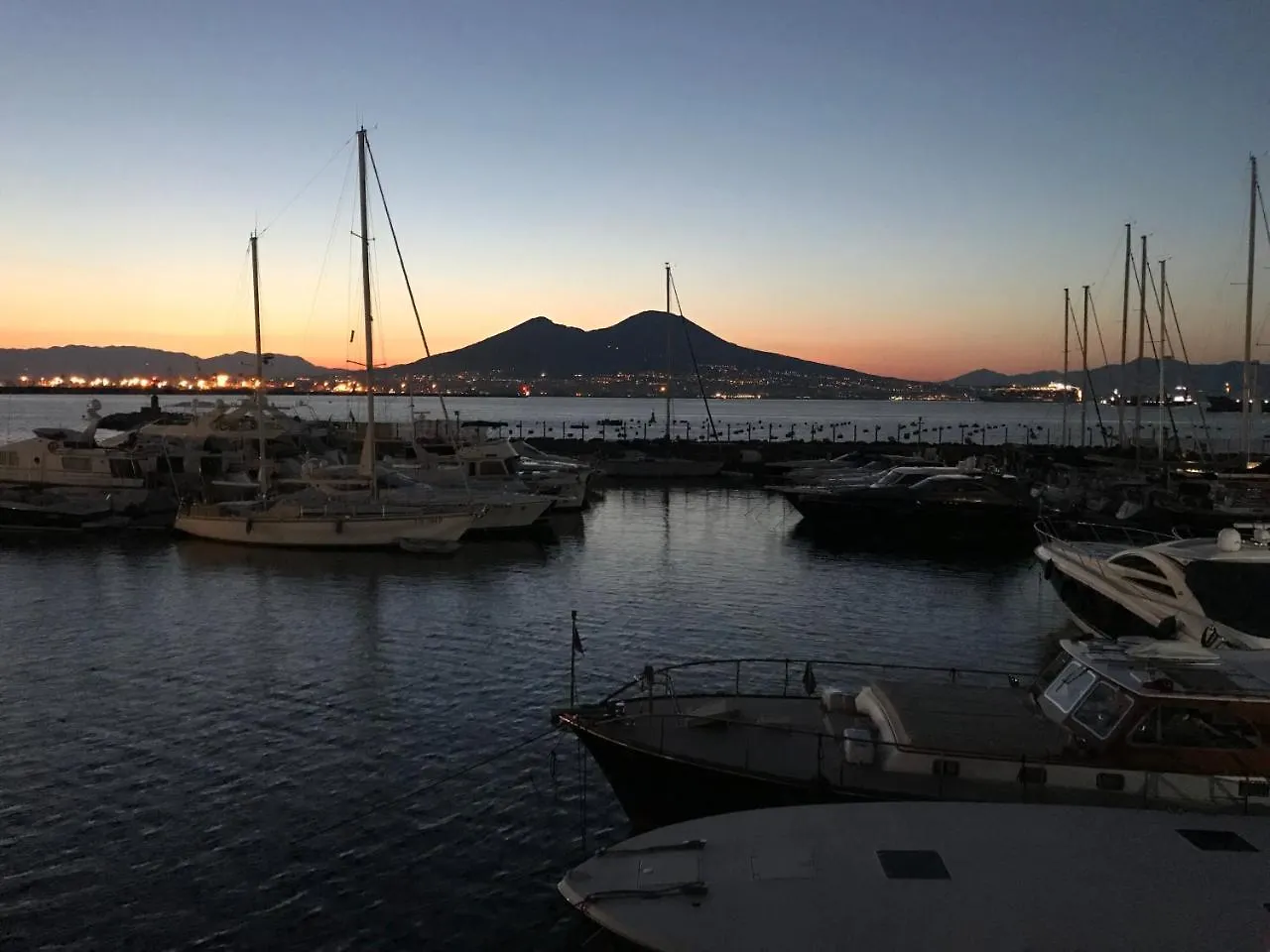 **  Transatlantico Hotel Nápoly Olaszország